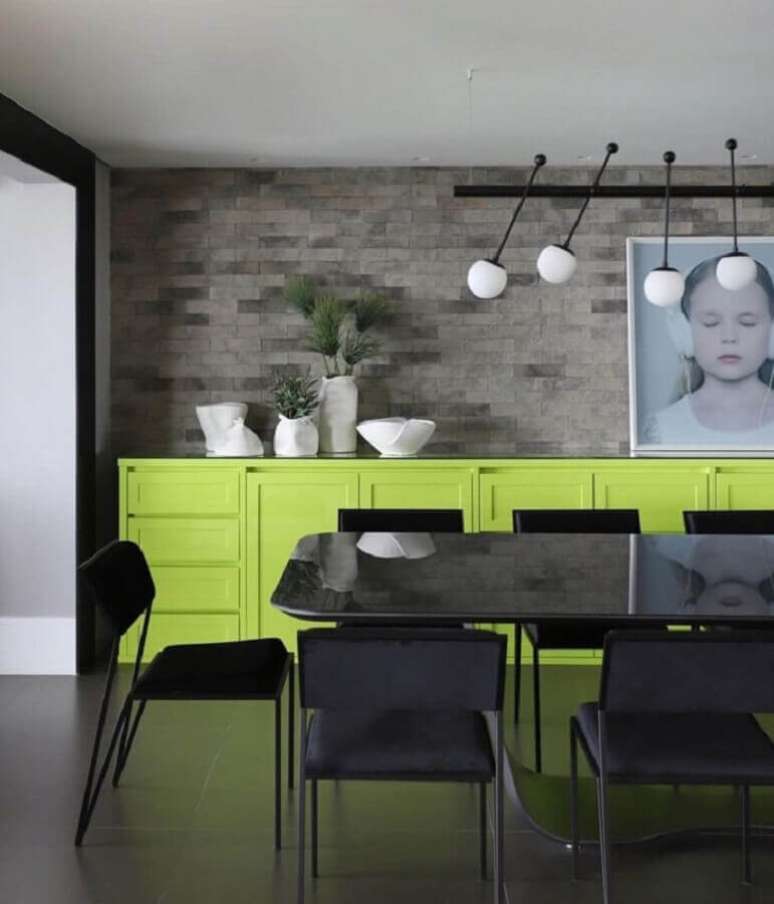 50. Decoração estilo industrial com balcão buffet para sala de jantar – Foto: Inside Arquitetura e Design