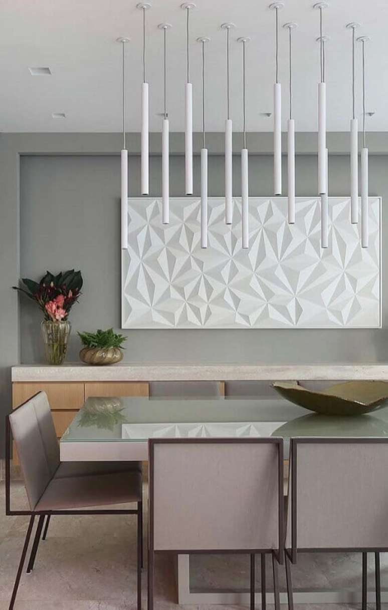 28. Balcão para sala de jantar moderna decorada com luminária pendente e placa 3D – Foto: Houzz
