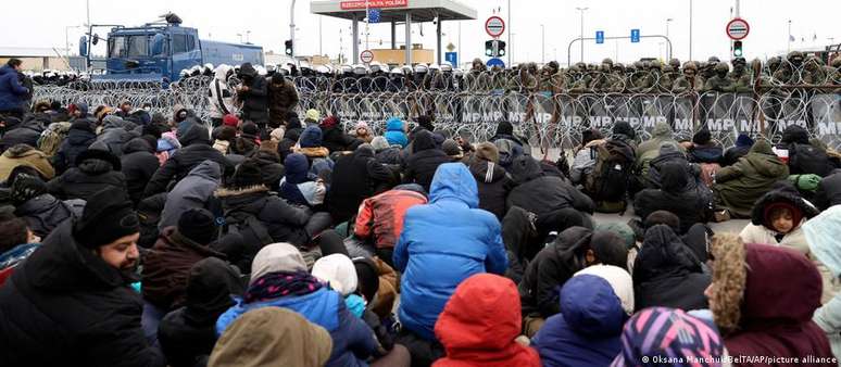 Merkel teria conversado sobre ajuda humanitária aos migrantes na fronteira com Polônia