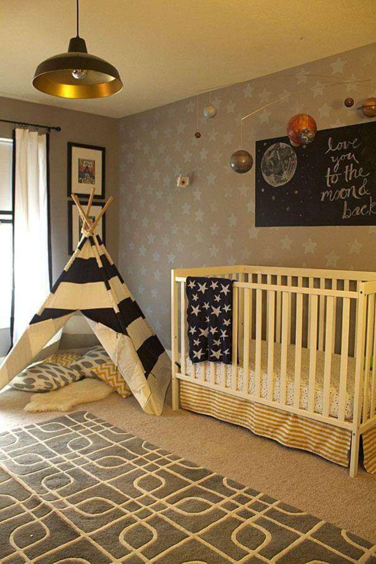 4. Cor camurça para quarto de bebe decorado com papel de parede de estrelas – Foto: Decor Fácil