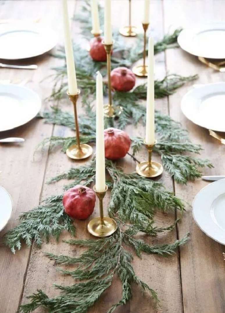 38. Como fazer centro de mesa de natal com rom&atilde;s e folhas. Fonte: The Cafe Sucre Farine