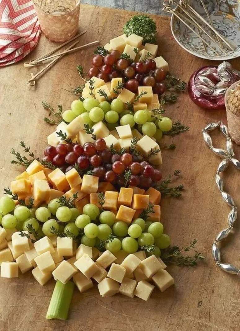 8. A tábua de queijos e frutas também é uma opção de arranjo para o centro de mesa de natal. Fonte: Casa Casada
