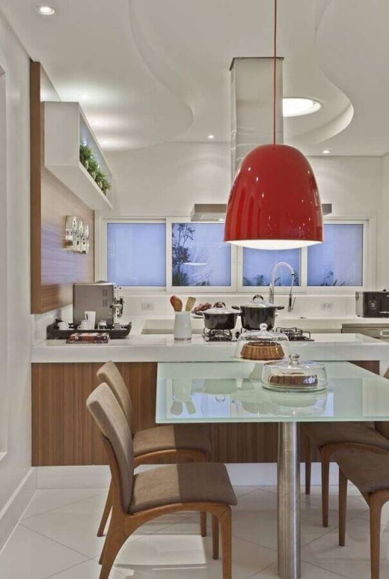 52. Mesa com cadeira almofadada para decoração de sala de jantar integrada com cozinha americana – Foto: Decor Salteado