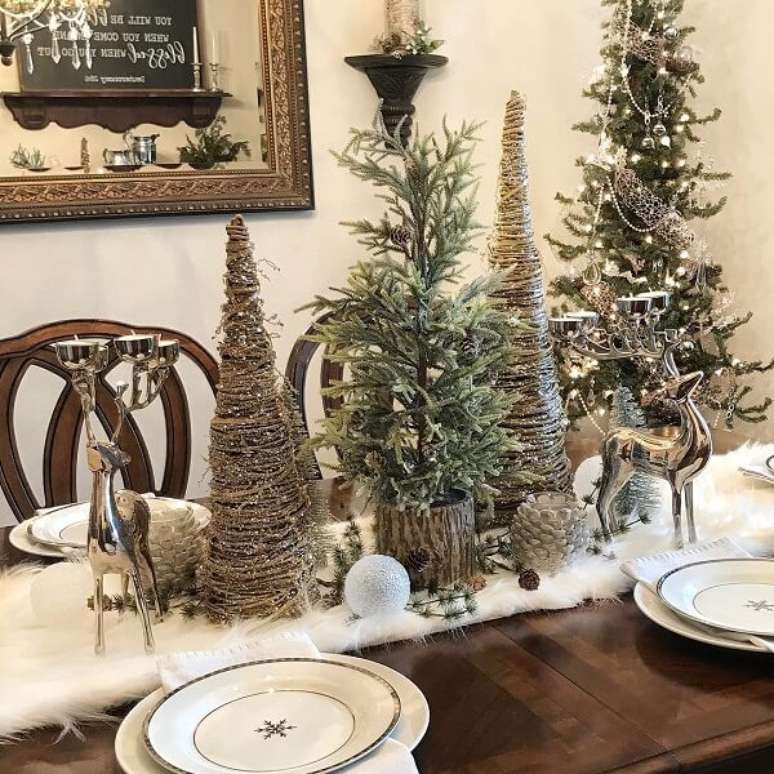 42. Centros de mesa natalinos para ceia em tons de prata. Fonte: Adorned Home