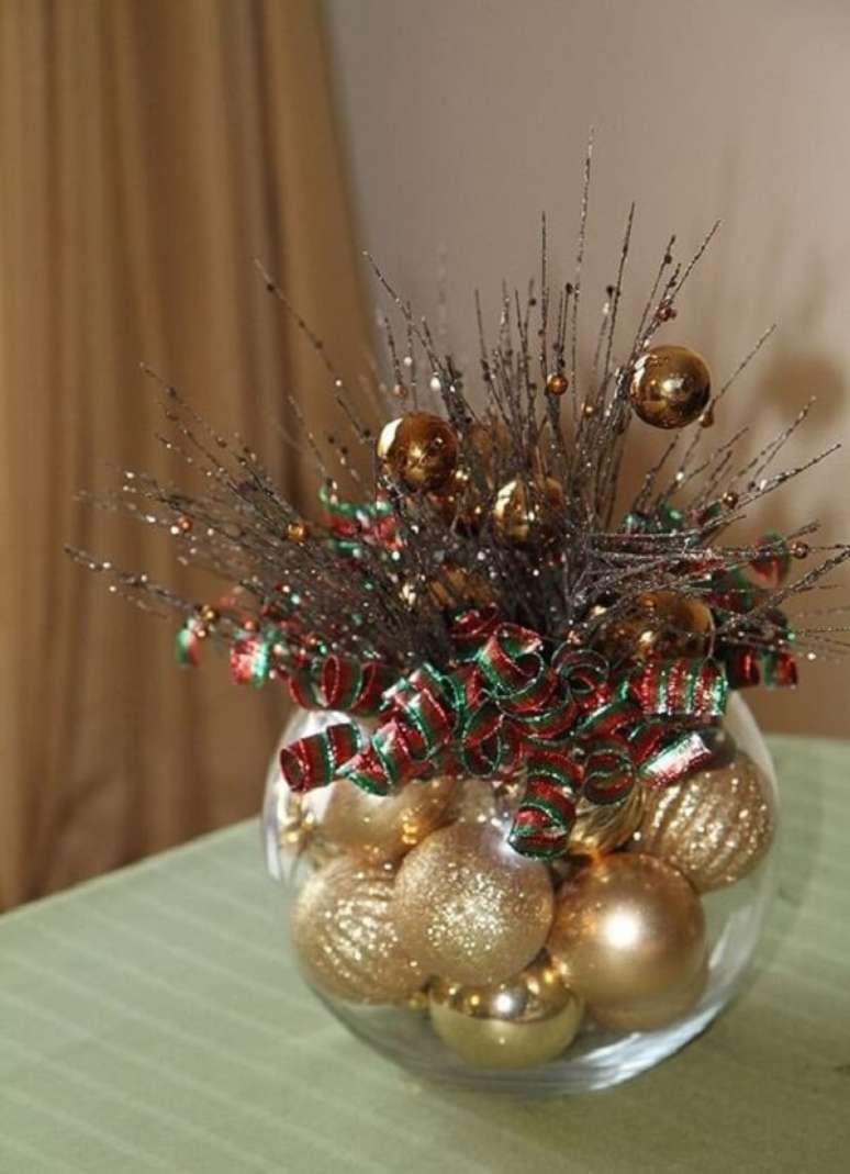 53. Cachepot de vidro com bolas douradas. Fonte: Integralmente M&atilde;e