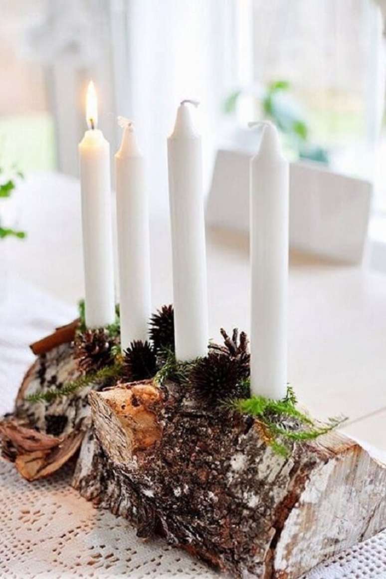 44. Centro de mesa para natal feito com tronco e velas. Fonte: Revista Artesanato