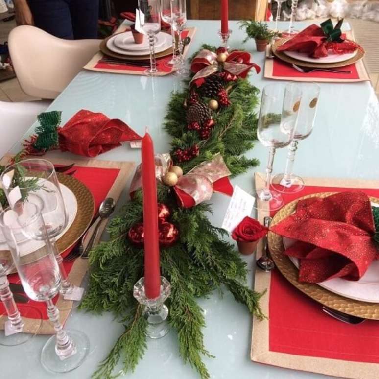 20. Pinhas, ramos e velas decoram o centro de mesa de natal. Fonte: Janaína Dias Ateliê de Flores