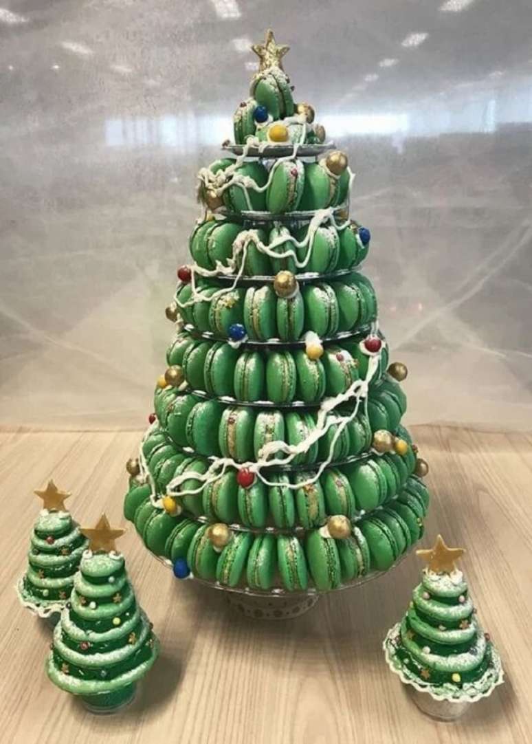29. Mini árvore de natal feita de macarrons decora o centro de mesa de natal. Fonte: Reddit