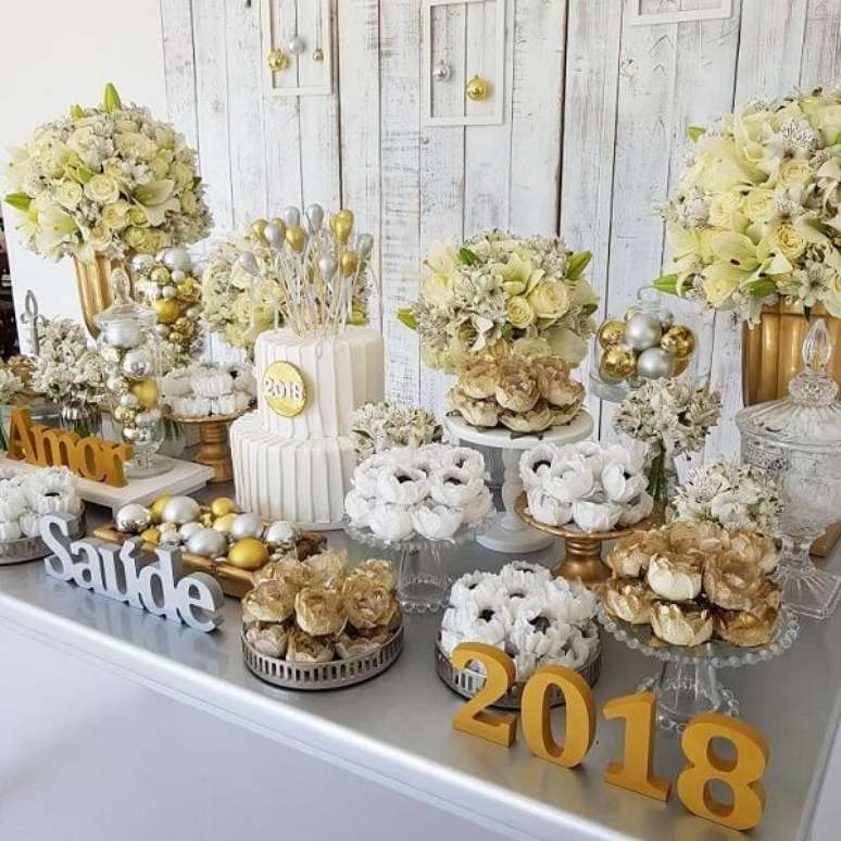 41. Decora&ccedil;&atilde;o de festa com cores ano novo dourado e branco &ndash; Foto Cintia Santos