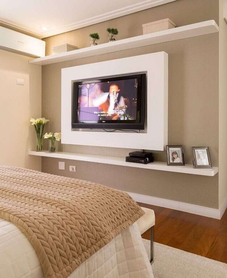 52. Painel de TV para quarto decorado na cor de camurça – Foto: Decor Fácil