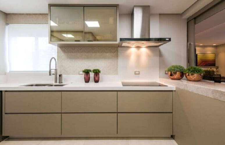 31. Decoração clean para cozinha com armário na cor de camurça – Foto: Mariana Stockler
