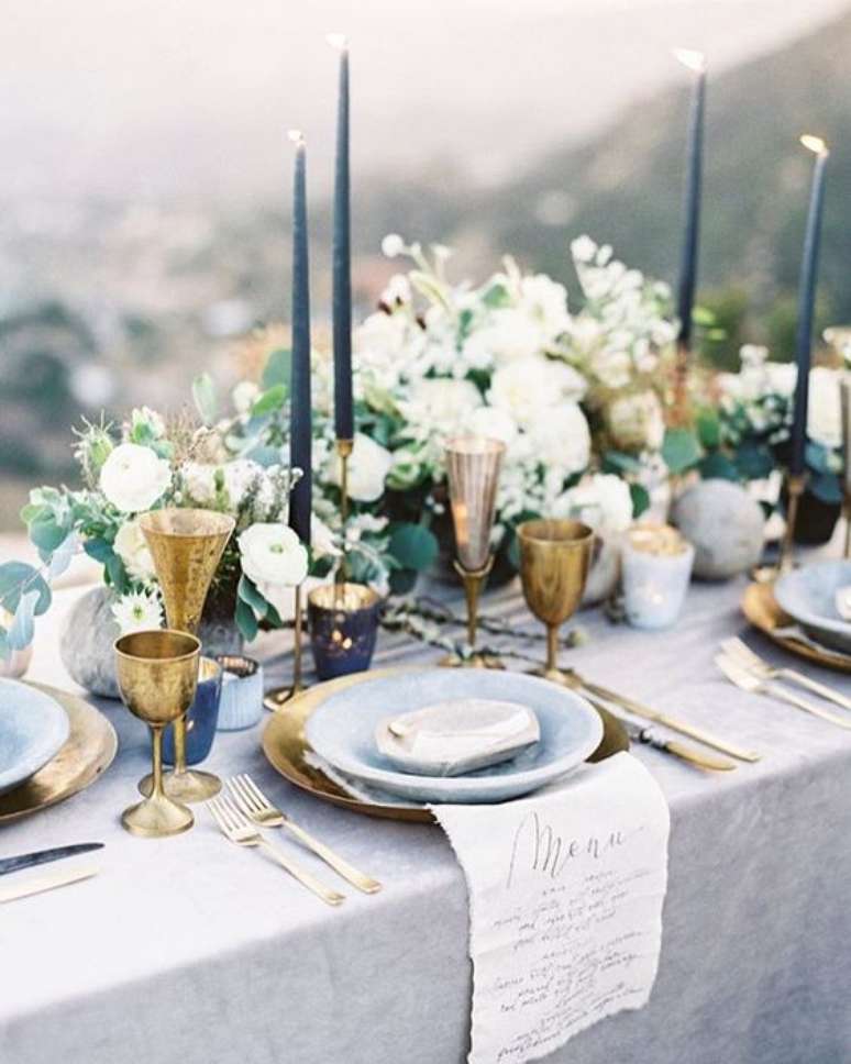 32. Decora&ccedil;&atilde;o com cores ano novo dourado e azul &ndash; Foto La Tavola Linen