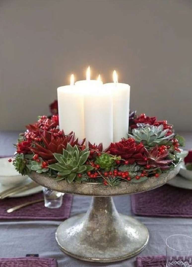 69. As suculentas com tons avermelhados trazem um toque especial para o centro de mesa de natal. Fonte: Revista Artesanato