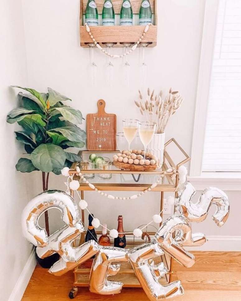 12. Bar decorado com cores ano novo em prata &ndash; Foto Jaime Lyn Carney