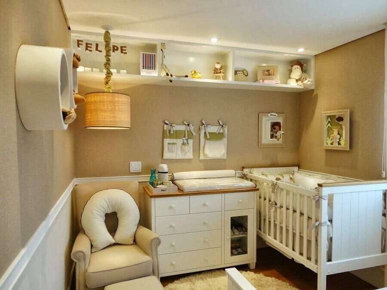 38. Decoração de quarto de bebe com cor camurça na parede e nicho redondo – Foto: Decor Salteado