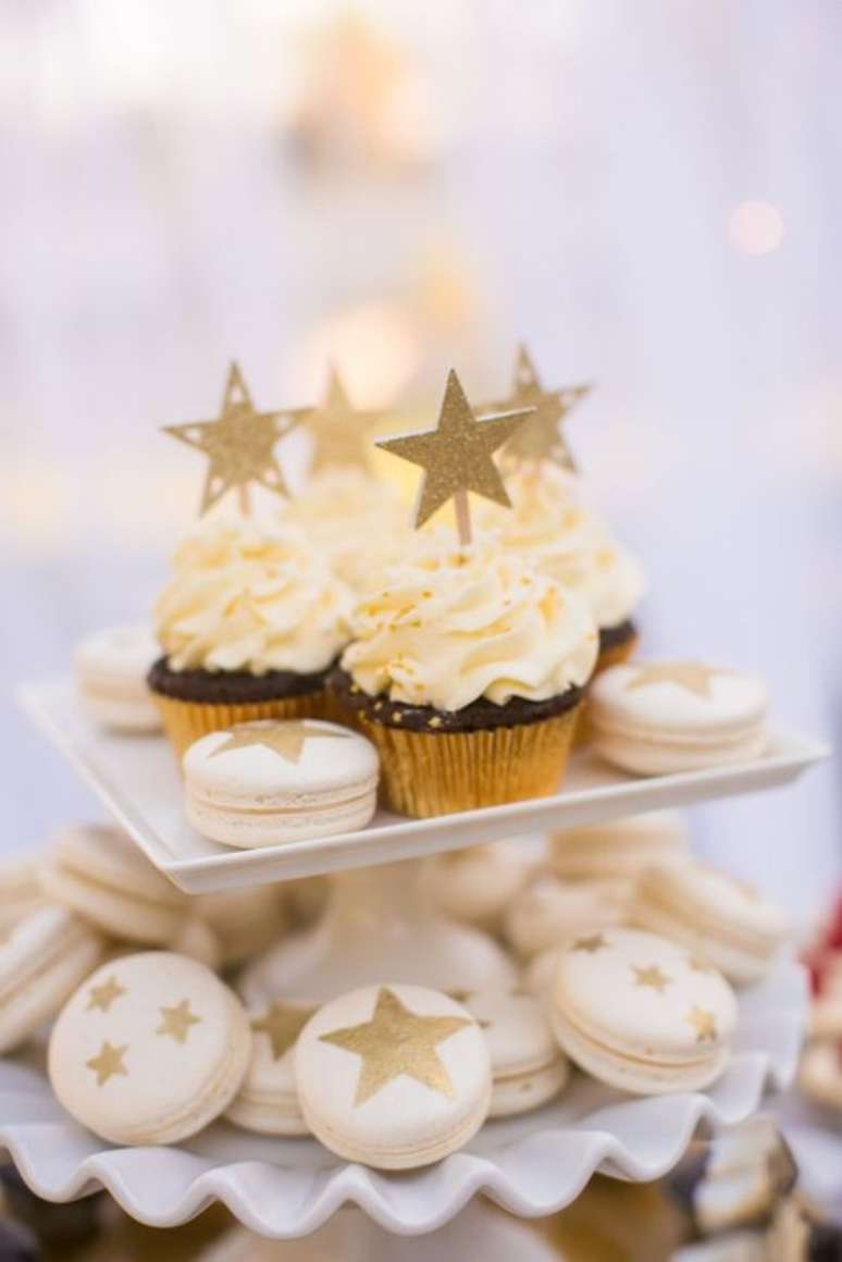 45. Doces para festa de ano novo com cores dourado e branco &ndash; Foto Tulamama