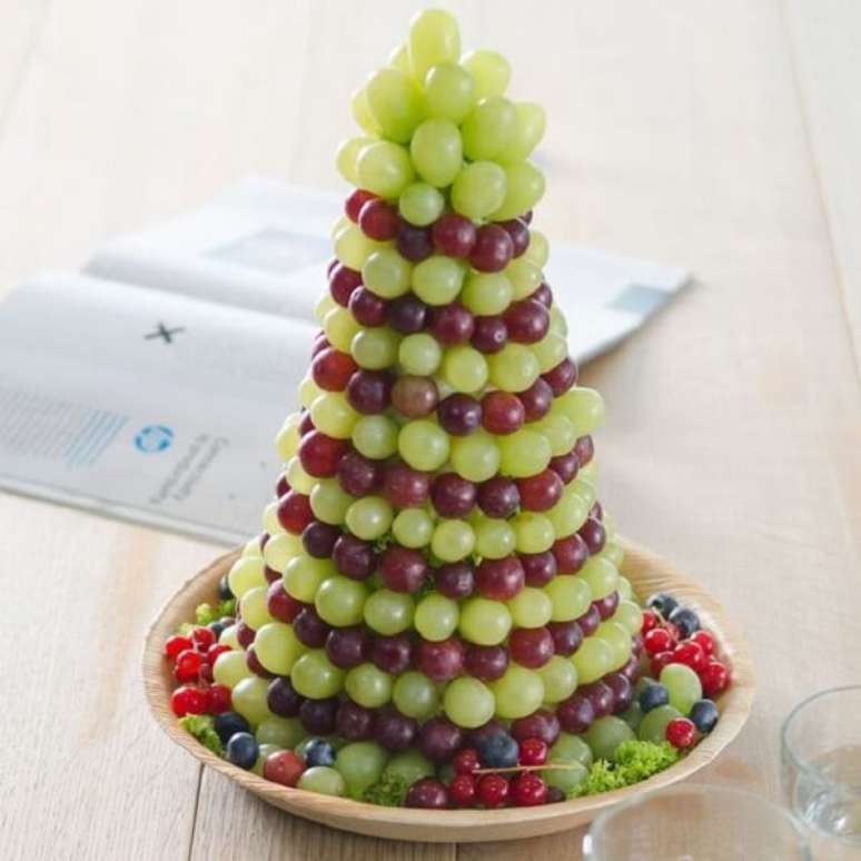 31. Mini árvore de natal feita com uvas decora o centro de mesa de natal. Fonte: Fruity Flowers