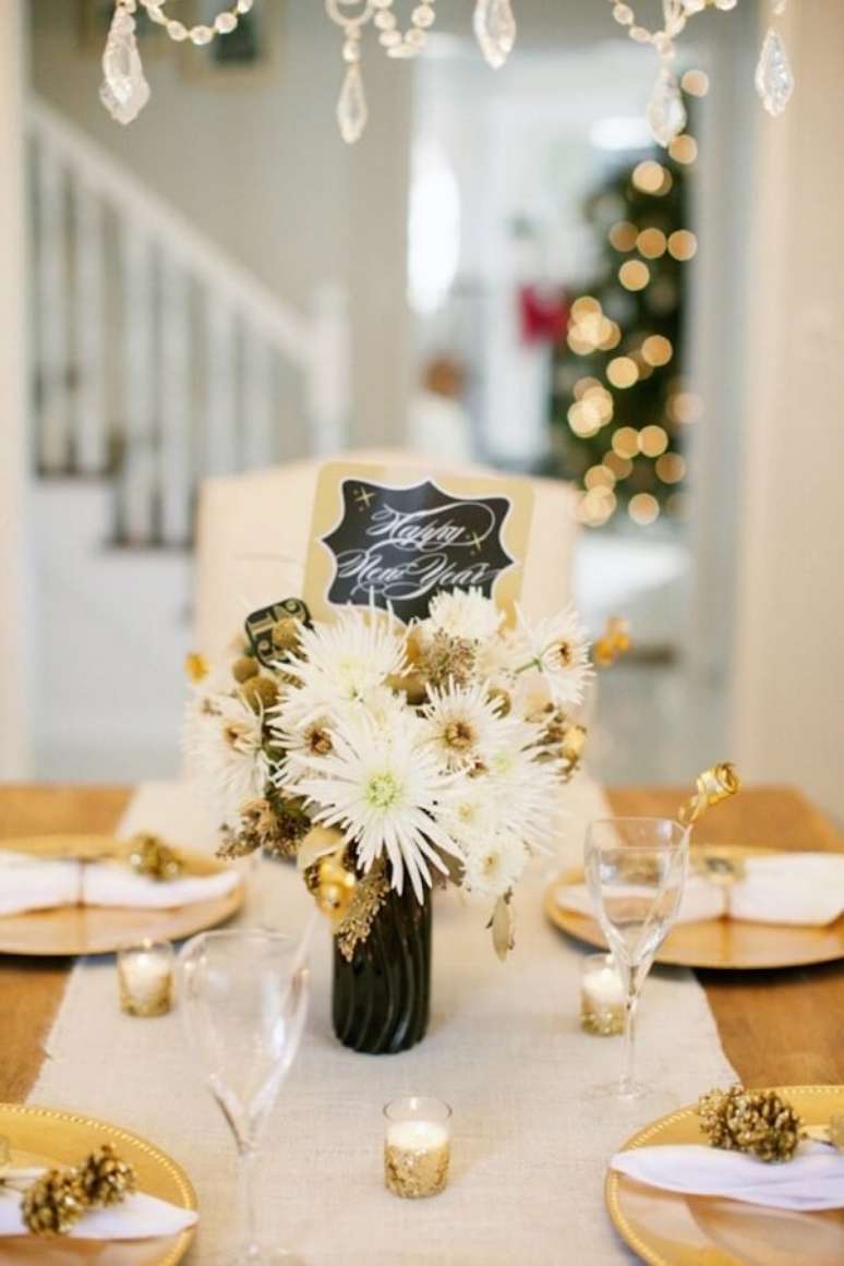 10. Arranjo de flores com as cores ano novo dourado e branco &ndash; Foto Inspire Blog