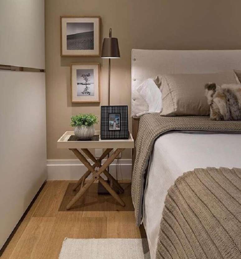 53. Quarto cor camurça decorado com cabeceira estofada e mesa lateral – Foto: Quartos Etc