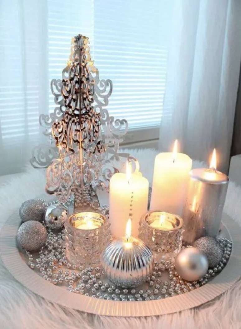 61. As velas podem criam uma decoração de centros de mesa natalinos incríveis. Fonte: Trucs et Bricolages