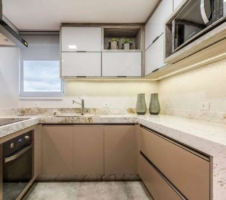 26. Cozinha em U decorada com armário cor camurça e bancada de mármore – Foto: Mariana Stockler