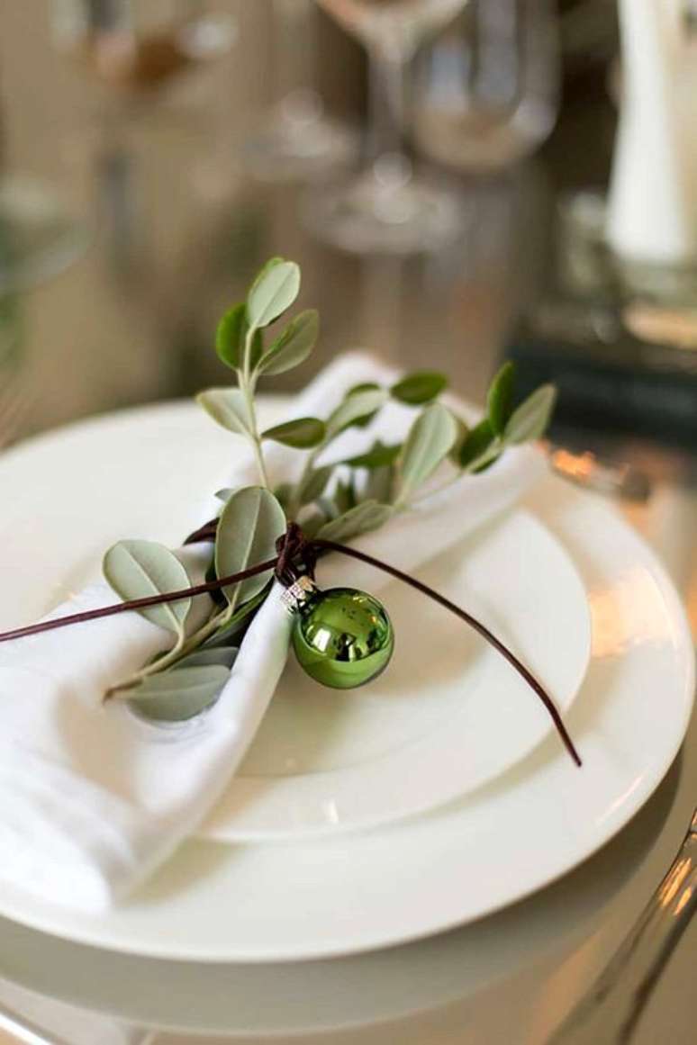 43. Decora&ccedil;&atilde;o de festa com cores ano novo verde e branca na mesa de jantar &ndash; Foto Casa de Valentina