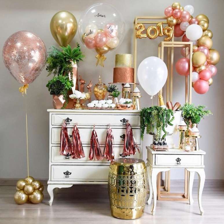 3. Decora&ccedil;&atilde;o com cores ano novo dourado e rosa claro para atrair o romance &ndash; Foto Party To Go Loca&ccedil;&otilde;es
