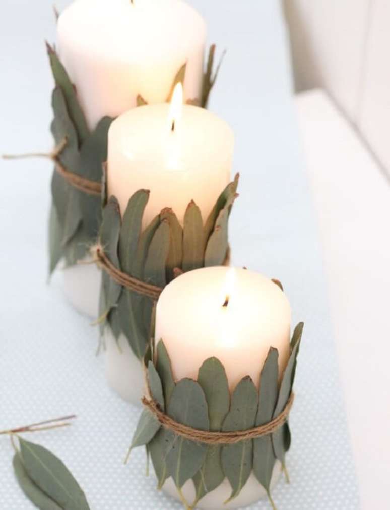 4. Velas, corda de sisal e folhas dão vida a um lindo centro de mesa de natal. Fonte: Polka Dot Wedding