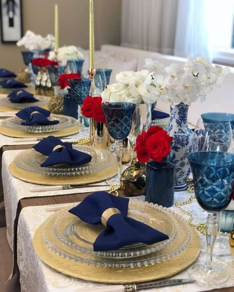 48. Centro de mesa de natal decorado em tons de azul, dourado e branco. Fonte: Pantara Party Decor