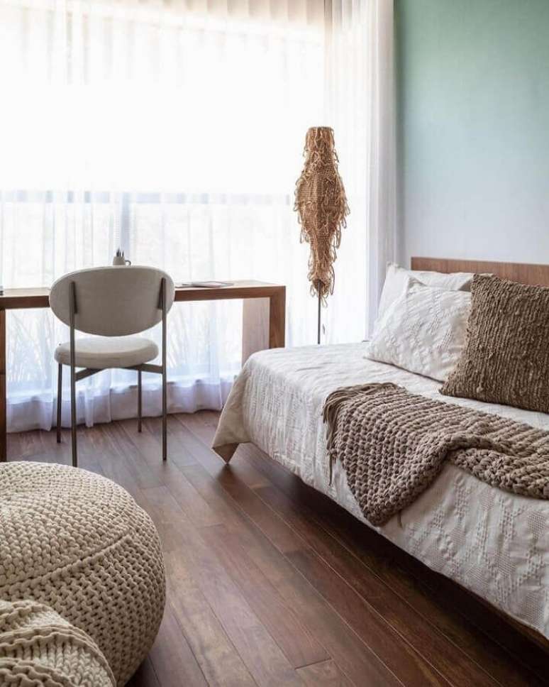 11. Cadeira almofadada para quarto decorado com puff de crochê – Foto: Sala2 Arquitetura e Design