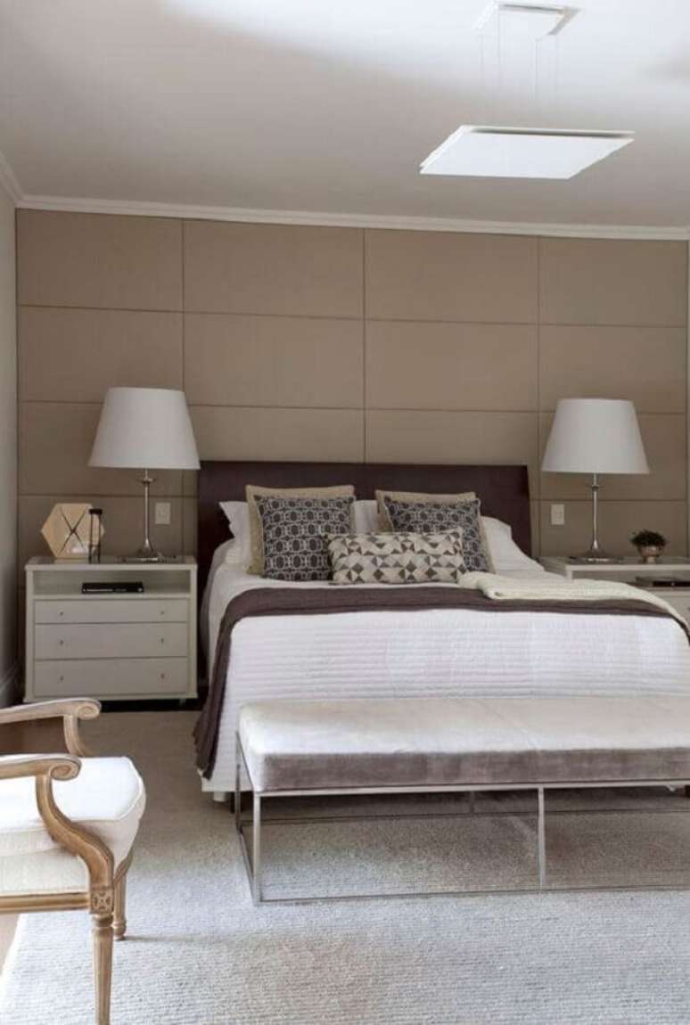 55. Quarto planejado decorado com abajur branco e parede cor de camurça – Foto: Casa de Valentina