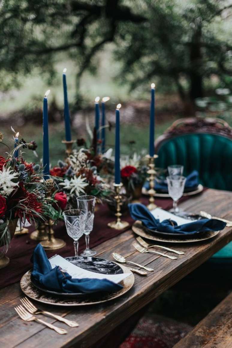 58. Mesa posta ao ar livre para festa de ano novo azul e vermelho &ndash; Foto Wedding Chicks