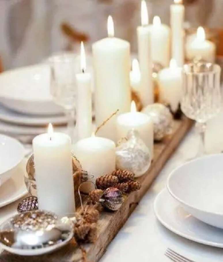 43. Como fazer centro de mesa de natal barato: a madeira serve de apoio para os enfeites natalinos. Fonte: The Trending House