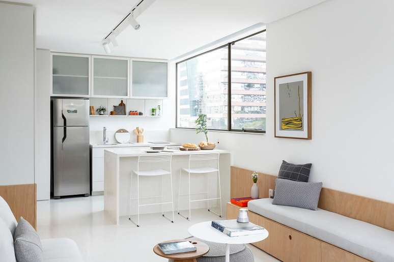 10. A cozinha planejada otimiza o espaço do apartamento. Foto: Ricardo Bassetti