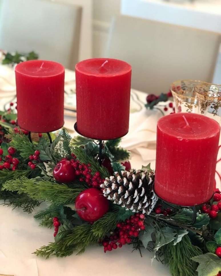 57. As velas vermelhas se destacam no centro de mesa de natal. Fonte: Uni Home