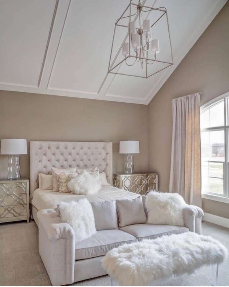 32. Decoração cor camurça na parede de quarto de casal com cabeceira capitonê branca – Foto: Home Fashion Trend
