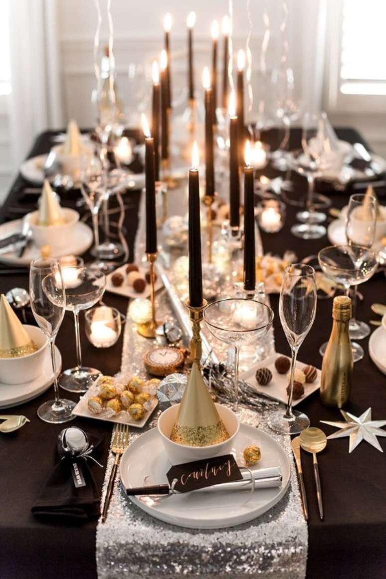 38. Decora&ccedil;&atilde;o com cores ano novo preto e dourado &ndash; Foto Pizzazzerie