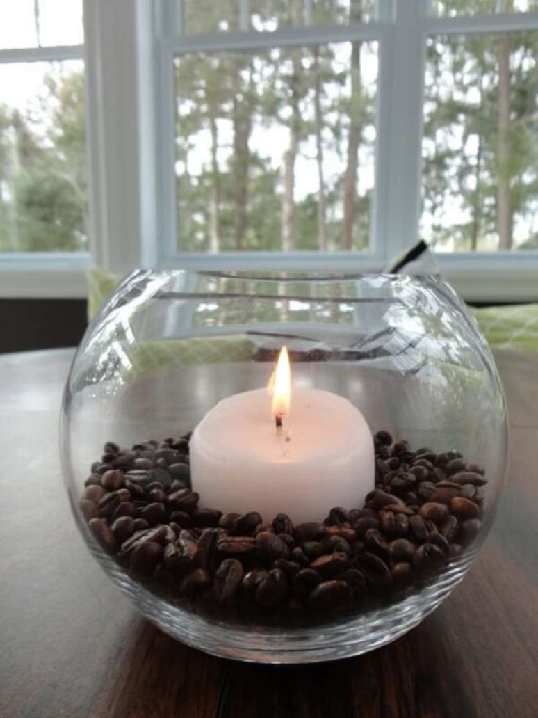 32. Grãos de café, cachepot de vidro e vela trazem vida a um lindo arranjo de centro de mesa de natal. Fonte: Julie Loves Home