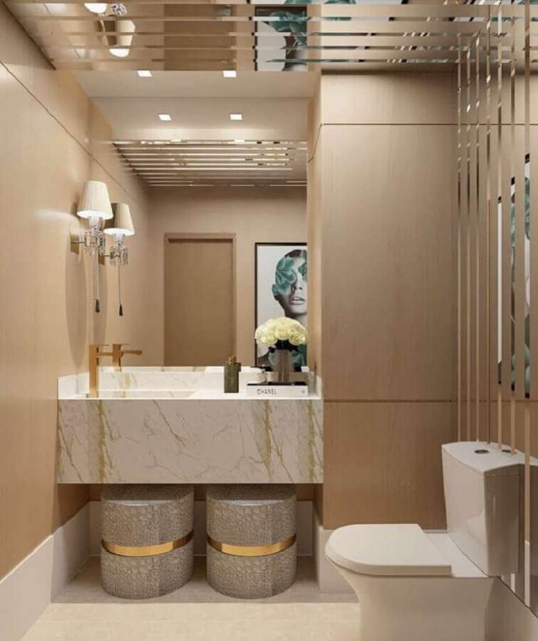 42. Decoração moderna para banheiro pequeno com cor camurça na parede e bancada de mármore – Foto: MJ Arquitetura