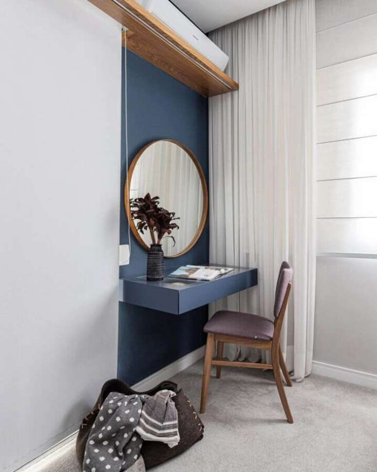 18. Cadeira almofadada para decorada de penteadeira planejada com espelho redondo – Foto: Duda Senna Arquitetura