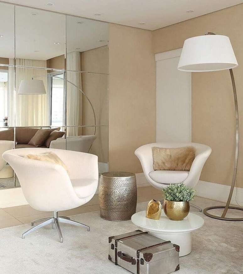 3. Cor camurça para hall decorado com parede espelhada e poltrona bege – Foto: Decor Fácil
