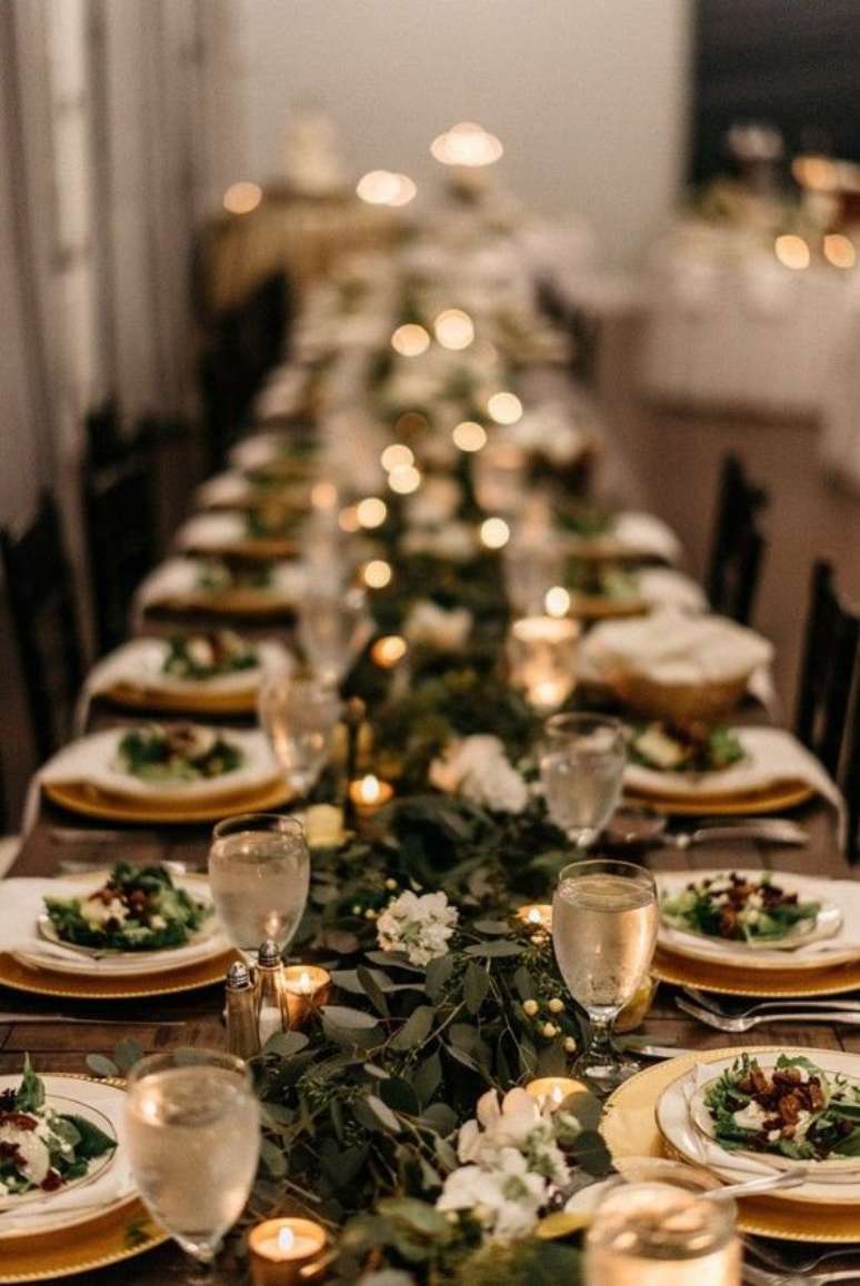 54. Mesa de jantar decorada com cores ano novo verde e dourado &ndash; Foto Alicia Wood Lifestyle