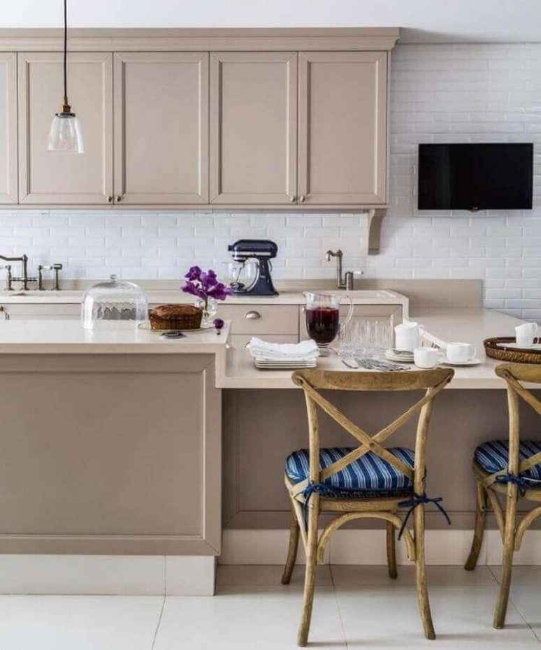 1. Armário cor camurça para decoração de cozinha com parede de tijolinho branco – Foto: Dado Castello Branco
