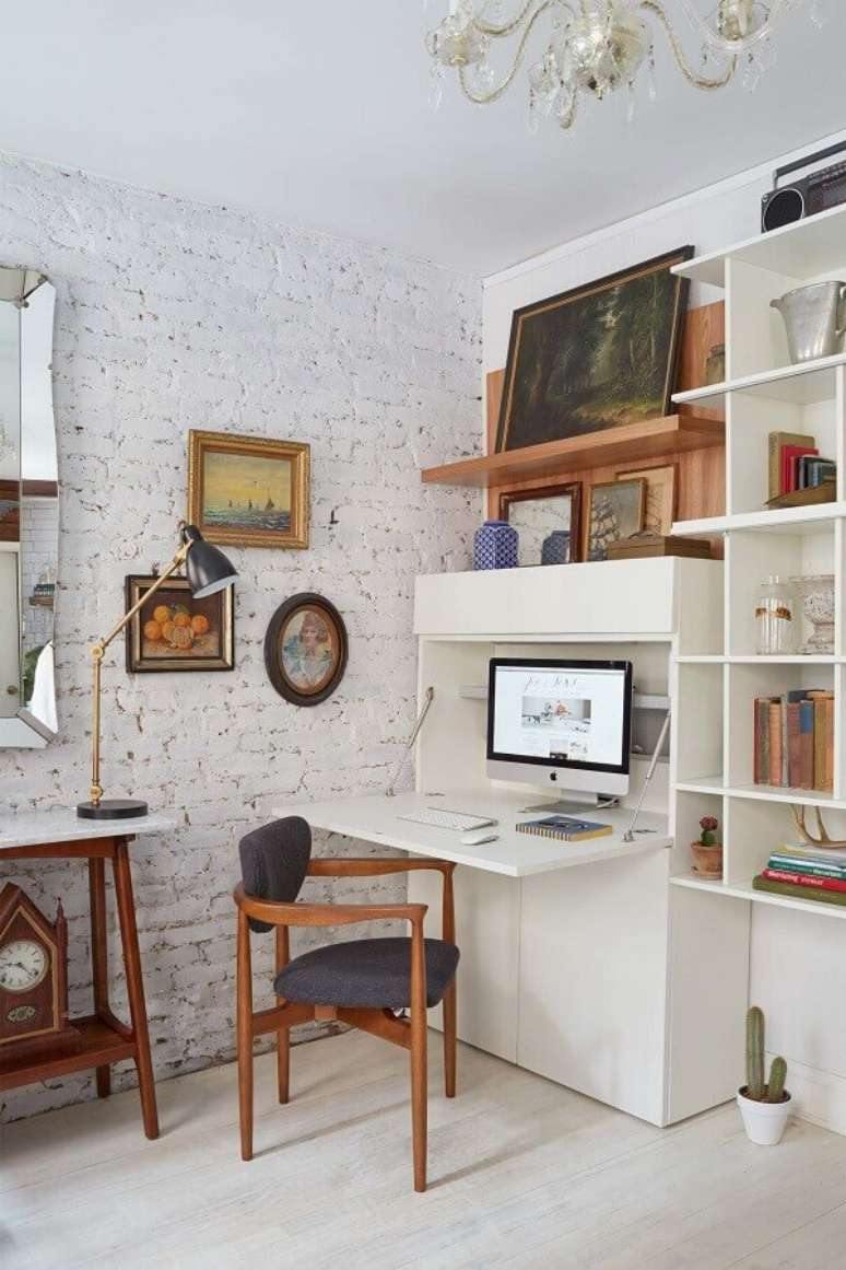 47. Home office simples decorado com cadeira almofadada e parede de tijolinho branco – Foto: Robust RAK