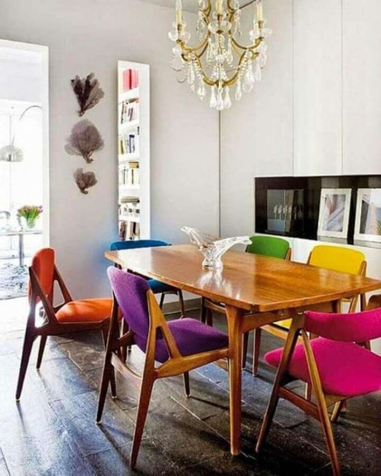 42. Decoração simples para sala de jantar com cadeira almofadada colorida – Foto: Archidea