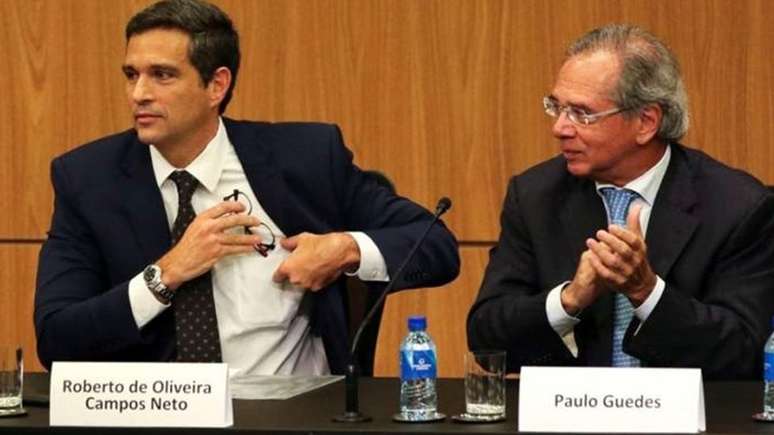 Pandora Papers revelaram em outubro recursos mantidos em para&iacute;sos fiscais pelo presidente do Banco Central, Roberto Campos Neto, e pelo ministro da Economia, Paulo Guedes