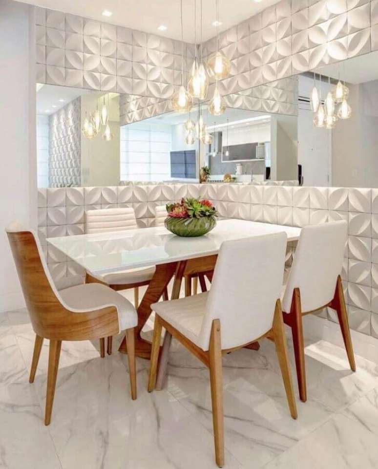 33. Decoração de sala de jantar branca com revestimento 3D e cadeira almofadada – Foto: Julianna Dinamarco Design