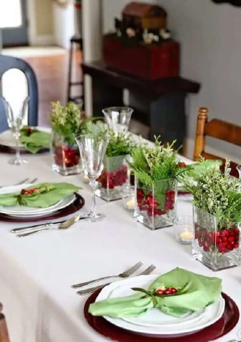 14. Vasos transparentes decorado com centro de mesa natalinos trazem um toque clean. Fonte: Bangal&ocirc; da Tati