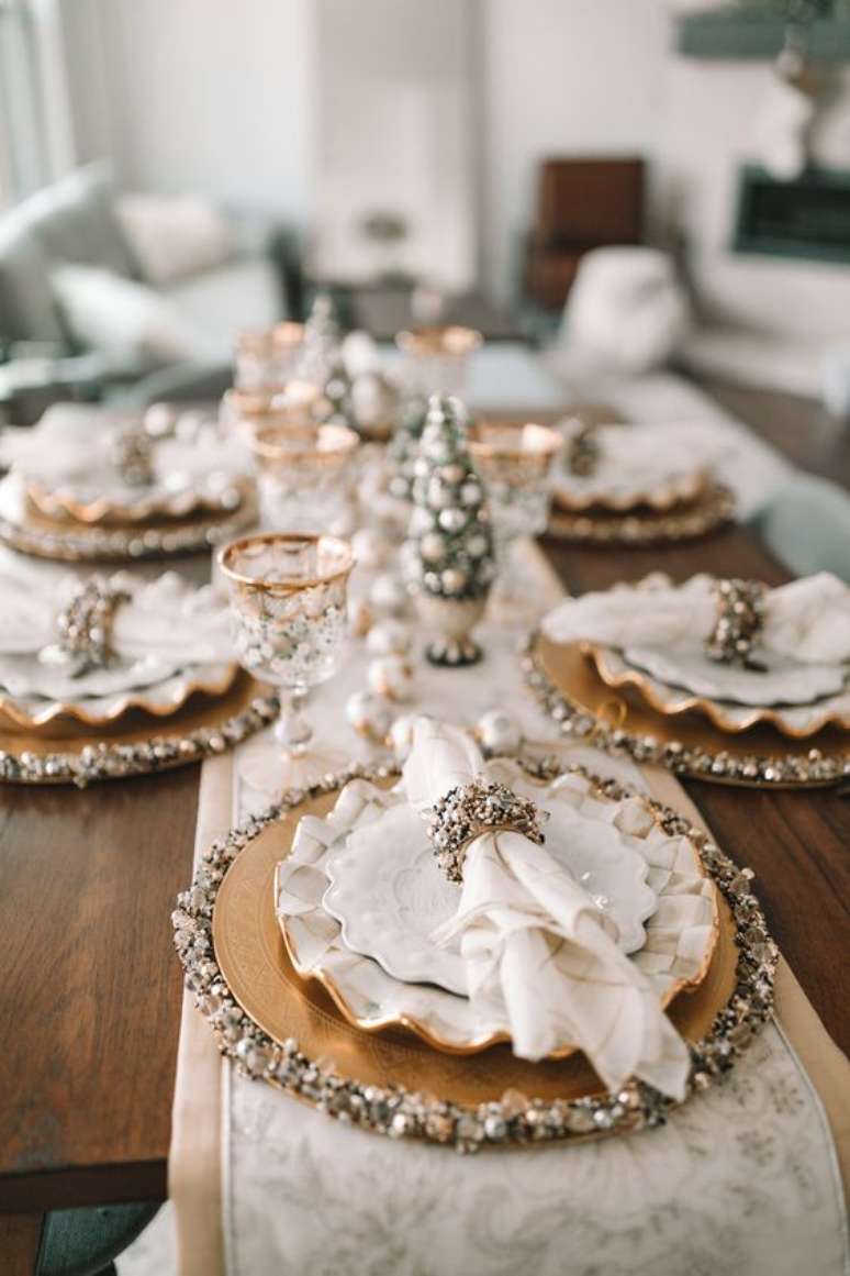 56. Mesa decorada com cores ano novo prata e dourado &ndash; Foto Kathleen Post