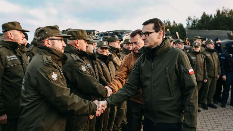 O primeiro-ministro do pa&iacute;s, Mateusz Morawiecki, visitou as tropas na fronteira na semana passada